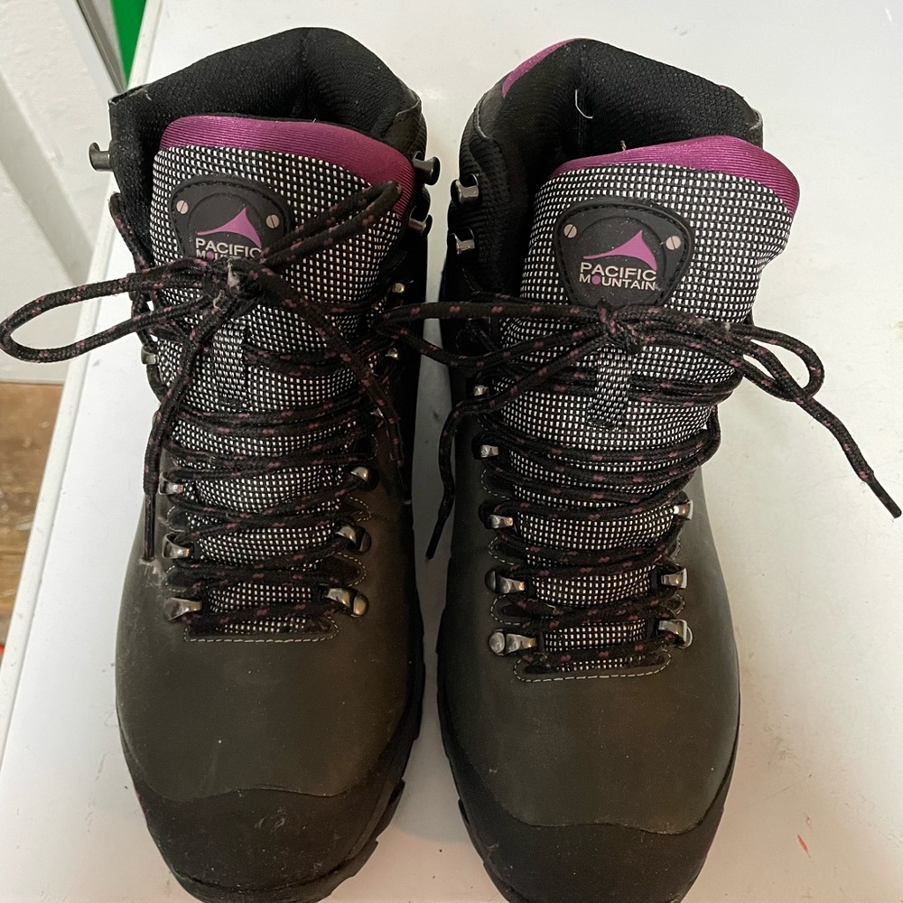 Women’s Pacific Mountain Hiking Boots, excellent condition, black, size 10